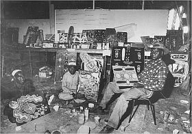 größeres Bild im neuen Fenster. Abb. 3: Mens Painting Room, Papunya 1972, abgedruckt in Benjamin, Roger und Weislogel, Andrew C. (Hg.): Icons of the Desert: Early Aboriginal Paintings from Papunya, Herbert F. Johnson Museum of Art, Cornell University, New York 2009, S. 20