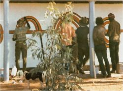 größeres Bild im neuen Fenster. Papunya Schulmauer, Juni-August 1971, abgedruckt in: Bardon, Geoffrey und Bardon, James: Papunya. A Place Made After the Story. The Beginnings of the Western Desert Painting Movement, Melbourne 2004, S. 15