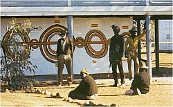 größeres Bild im neuen Fenster. Papunya Schulmauer, Juni-August 1971, abgedruckt in: Bardon, Geoffrey und Bardon, James: Papunya. A Place Made After the Story. The Beginnings of the Western Desert Painting Movement, Melbourne 2004, S. 17